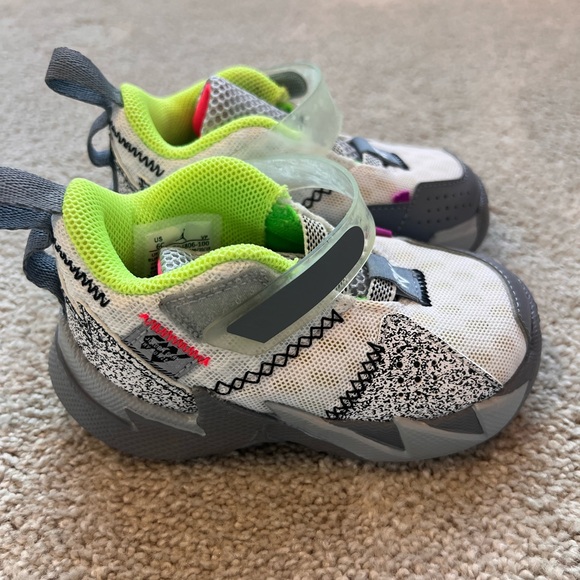 NIKE, size 6C - Picture 1 of 3